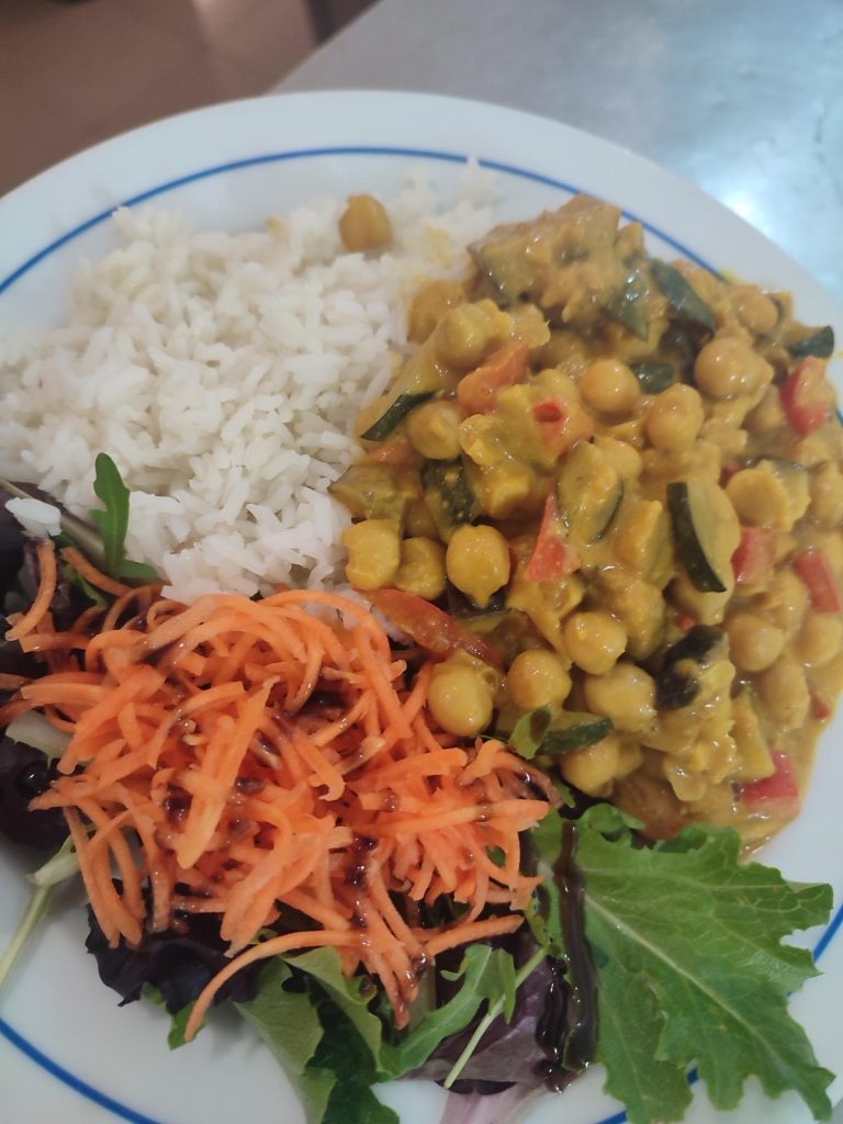 Caril de grão e legumes